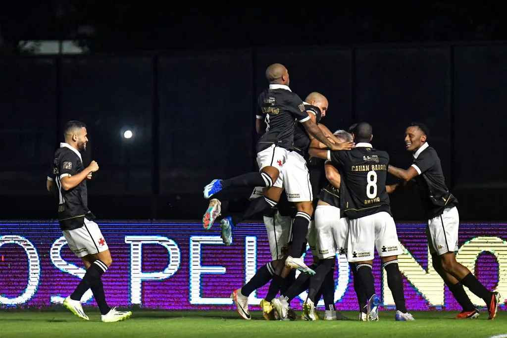 Jogadores do Vasco comemoram o gol de Capasso pelo Campeonato Carioca contra o Boa Vista. Foto: Thiago Ribeiro/AGIF