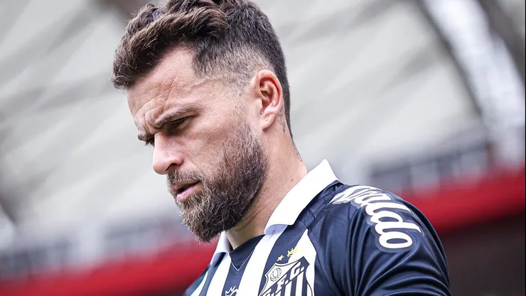 Foto: Maxi Franzoi/AGIF - Lucas Lima pelo Santos em partida pelo Campeonato Brasileiro de 2023