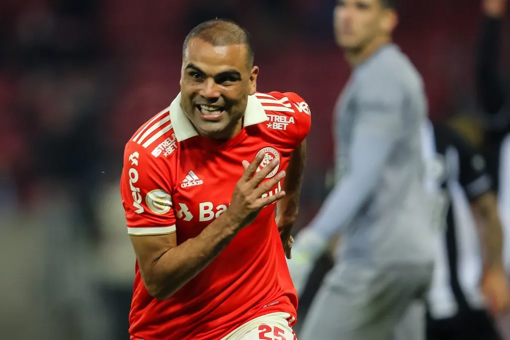 Gabriel Mercado ajudou o Internacional a fechar com Borré.  Foto: Pedro H. Tesch/AGIF