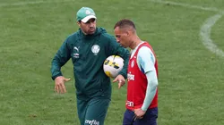 Abel conversa com Breno Lopes em treino do Palmeiras - Foto: Cesar Greco/Ag. Palmeiras
