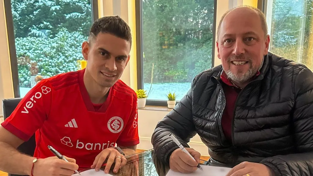 Borré assinando o contrato com o Inter. Foto: Divulgação / Twitter do SC Internacional. 