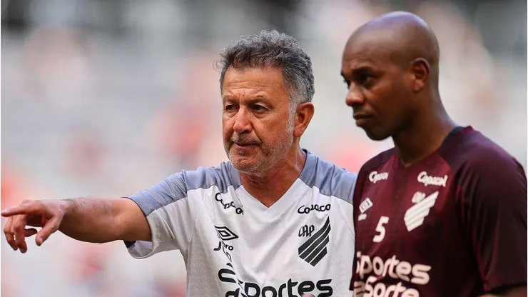 Osorio e Fernandinho durante treino. Foto: José Tramontin/athletico.com.br