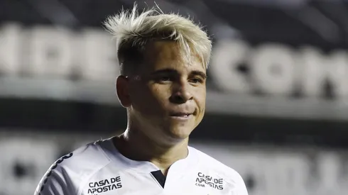 Soteldo com a camisa santista (Photo by Sebastiao Moreira-Pool/Getty Images)