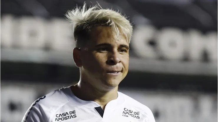 Soteldo com a camisa santista (Photo by Sebastiao Moreira-Pool/Getty Images)