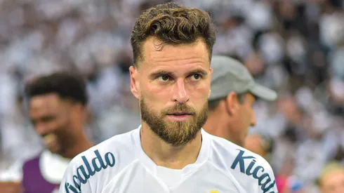 Foto: Thiago Ribeiro/AGIF - Lucas Lima em partida pelo Santos no Campeonato Brasileiro de 2023