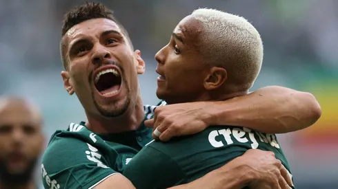Deyverson e Moisés comemoram gol marcado pelo Palmeiras - Foto: Divulgação/SE Palmeiras