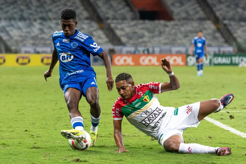 Jhosefer, meia do Cruzeiro durante partida contra o Brusque no estadio Mineirao, pelo campeonato Brasileiro da Série B 2022. Foto: Alessandra Torres/AGIF