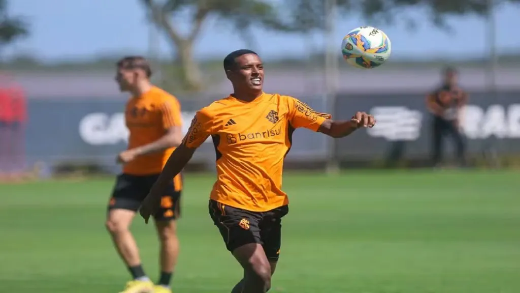 Foto: Ricardo Duarte/Internacional – Robert Renan deve formar zaga com Vitão no Internacional