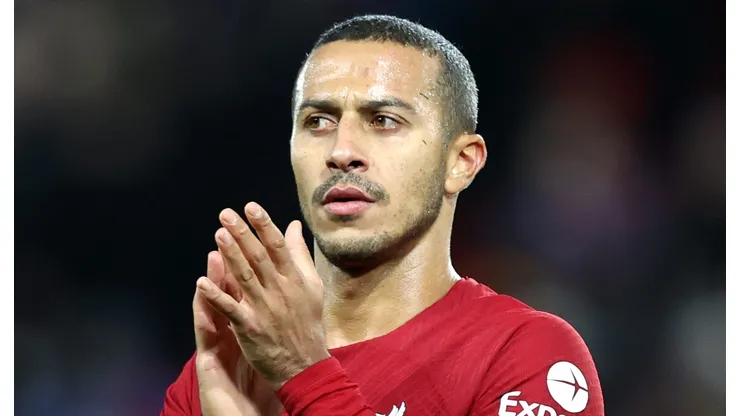 Flamengo monitora situação de Thiago Alcântara do Liverpool. (Photo by Naomi Baker/Getty Images)
