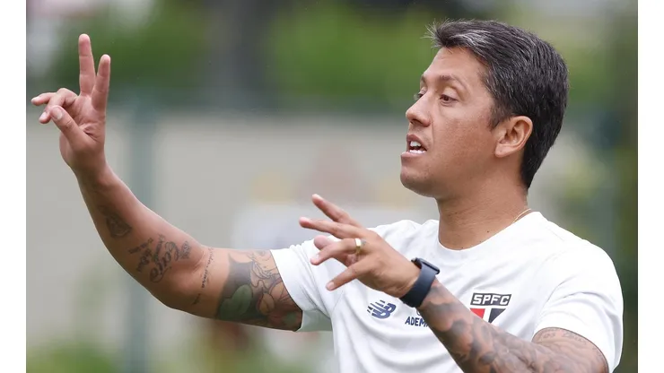 Thiago Carpini começa a colocar a mão na massa no Tricolor Paulista - Fotos: Rubens Chiri / saopaulofc.net