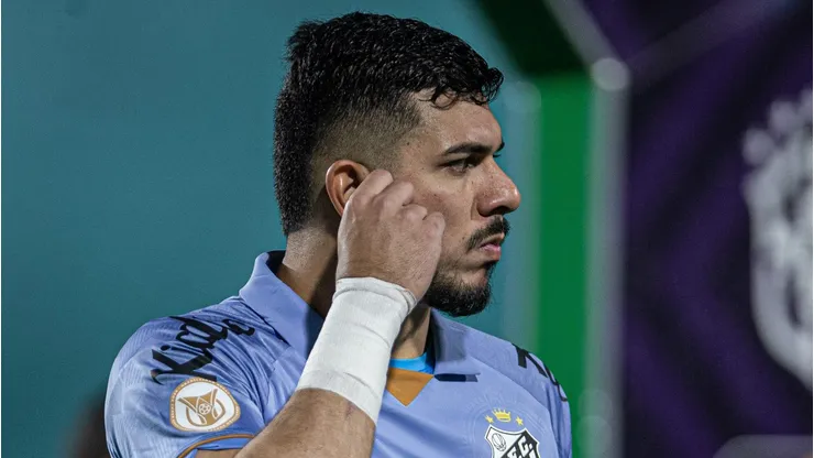 João Paulo perdeu moral no Santos e situação chegou ao Grêmio, que tinha interesse em sua contratação - Foto: Isabela Azine/AGIF
