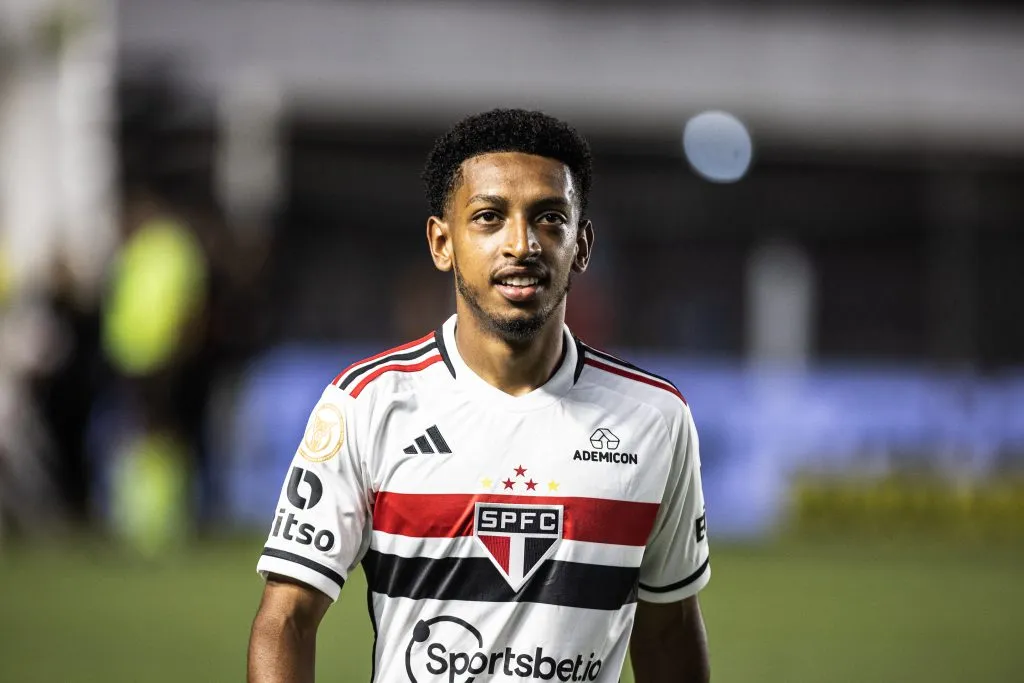 SP – SANTOS – 08/11/2023 – BRASILEIRO A 2023, SAO PAULO X BRAGANTINO – 
Talles Costa jogador do Sao Paulo durante partida contra o Bragantino no estadio Vila Belmiro pelo campeonato Brasileiro A 2023. Foto: Abner Dourado/AGIF