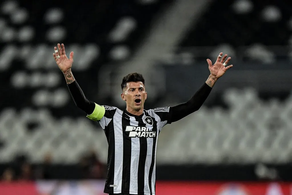Victor Cuesta jogador do Botafogo durante partida contra o Defensa y Justicia no estadio Engenhao pelo campeonato Copa Sul-Americana 2023. Foto: Thiago Ribeiro/AGIF