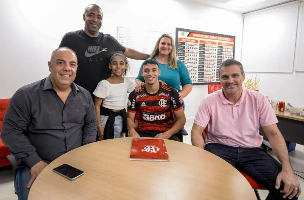 Victor Hugo renovando com o Flamengo. Foto: Marcelo Cortes / Flamengo