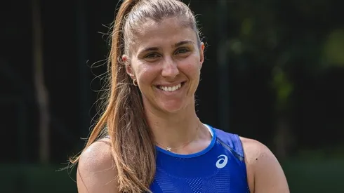 A tenista brasileira Bia Haddad Maia durante sessão de fotos de sua parceria com a fornecedora Asics (Foto: Divulgação/Asics Brasil)