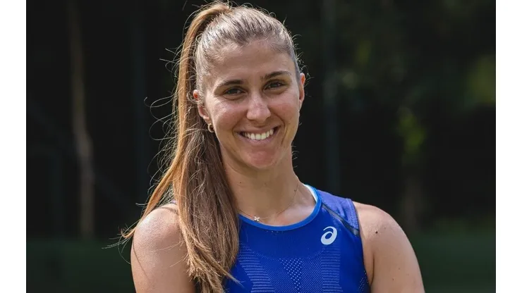 A tenista brasileira Bia Haddad Maia durante sessão de fotos de sua parceria com a fornecedora Asics (Foto: Divulgação/Asics Brasil)