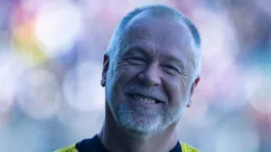 Mano Menezes aprovou a contratação, mas gestão adota cautela