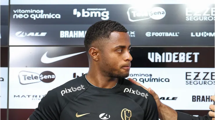 SP - SAO PAULO - 10/01/2024 - CORINTHIANS, APRESENTACAO DIEGO PALACIOS - Diego Palacios ao lado de Augusto Melo presidente do Corinthians durante sua apresentacao oficial como jogador do Corinthians em coletiva de imprensa realizada no CT Joaquim Grava. Foto: Marcello Zambrana/AGIF