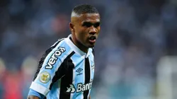 Douglas Costa quando atuava pelo Grêmio jogando o campeonato Brasileiro de 2021. Foto: Pedro H. Tesch/AGIF