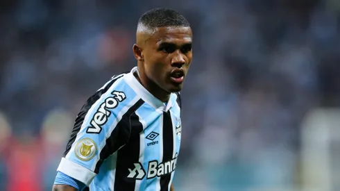 Douglas Costa quando atuava pelo Grêmio jogando o campeonato Brasileiro de 2021. Foto: Pedro H. Tesch/AGIF
