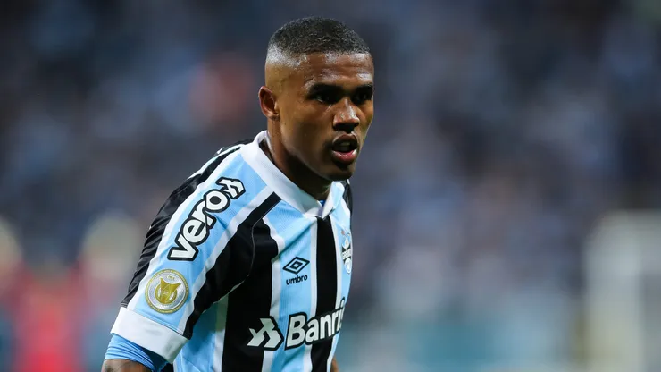 Douglas Costa quando atuava pelo Grêmio jogando o campeonato Brasileiro de 2021. Foto: Pedro H. Tesch/AGIF