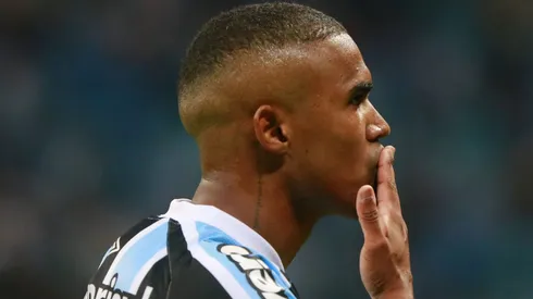 Douglas Costa no Grêmio - Foto: Silvio Avila/Getty Images