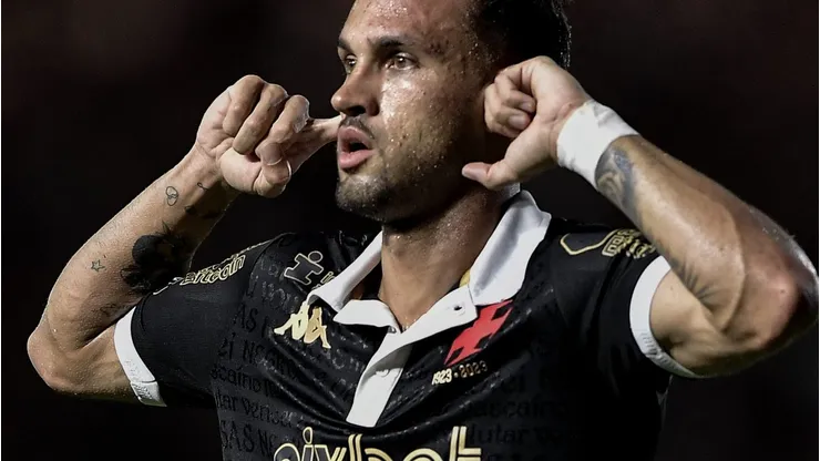 Serginho jogador do Vasco comemora seu gol durante partida contra o Bragantino no estadio Sao Januario pelo campeonato Brasileiro A 2023. Foto: Thiago Ribeiro/AGIF