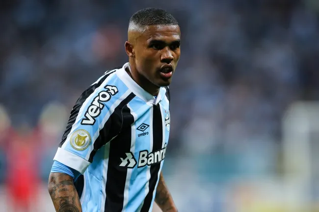 Douglas Costa em ação pelo Grêmio – Foto: Pedro H. Tesch/AGIF