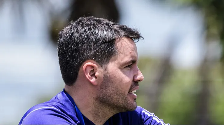 Nicolás Larcamón libera jogador no Cruzeiro. Foto: Gustavo Aleixo/Cruzeiro