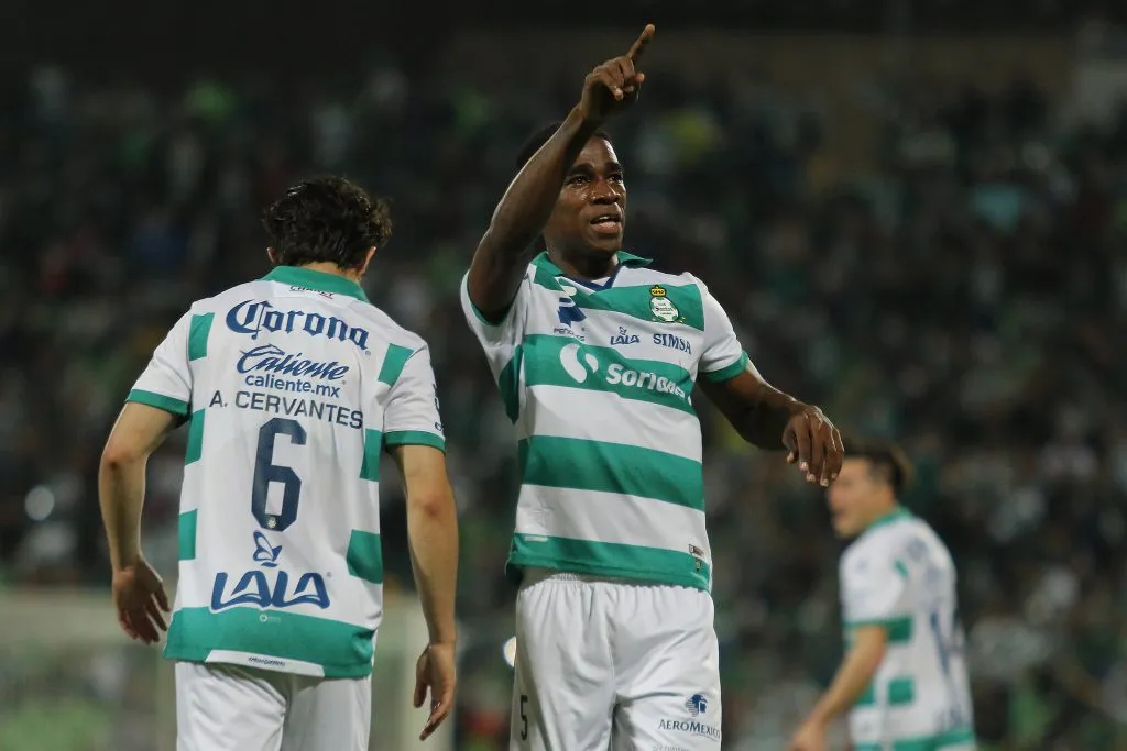 Félix Torres atuando pelo Santos Laguna, do México. Foto: Manuel Guadarrama/Getty Images