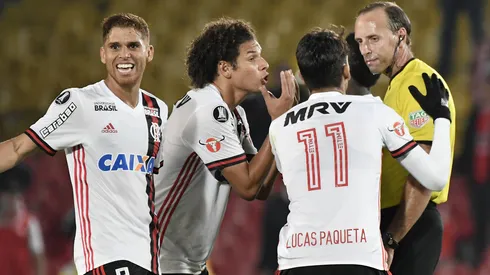 Jogadores do Flamengo reclamam com árbitro - Foto: Gabriel Aponte/Getty Images
