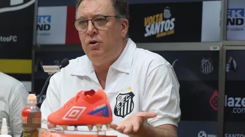 SP - SANTOS - 08/01/2024 - SANTOS, COLETIVA - O presidente Marcelo Teixeira fala aos jornalistas em coletiva de imprensa realizada na Vila Belmiro. Foto: Reinaldo Campos/AGIF