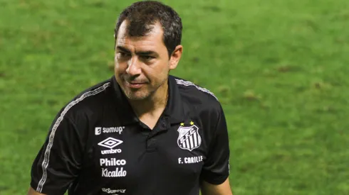 Santos informa aos torcedores o desfecho da história. Foto: Fernanda Luz/AGIF