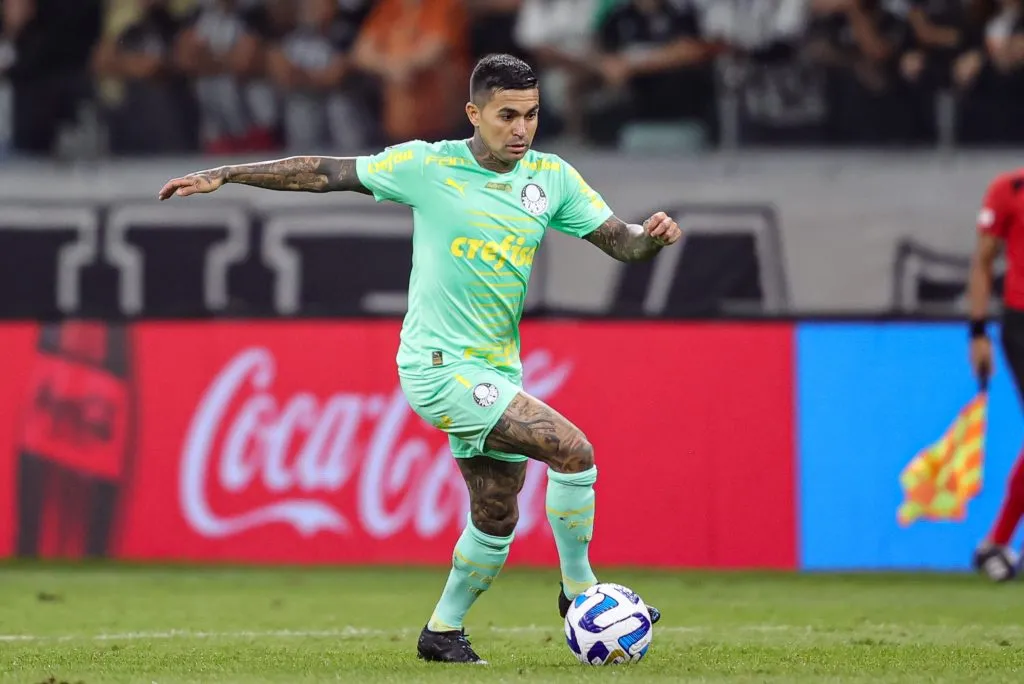 Dudu continua se recuperando da lesão no joelho. Foto: Gilson Lobo/AGIF