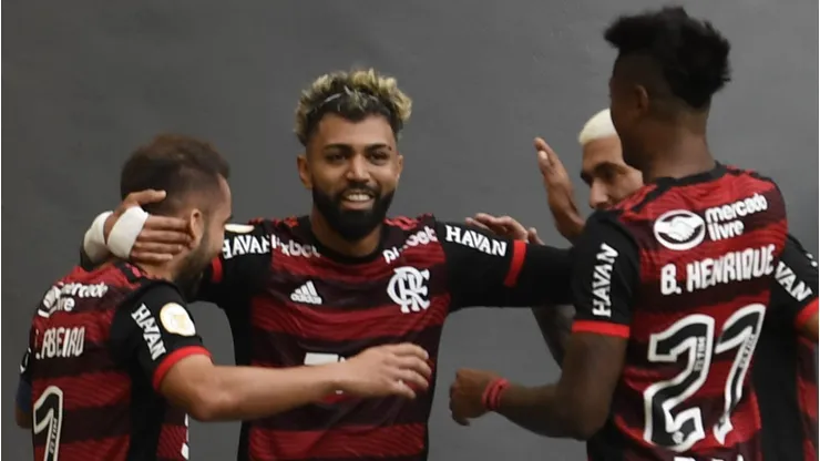 Gabriel Barbosa e companheiros no Flamengo. Foto: Mateus Bonomi/AGIF