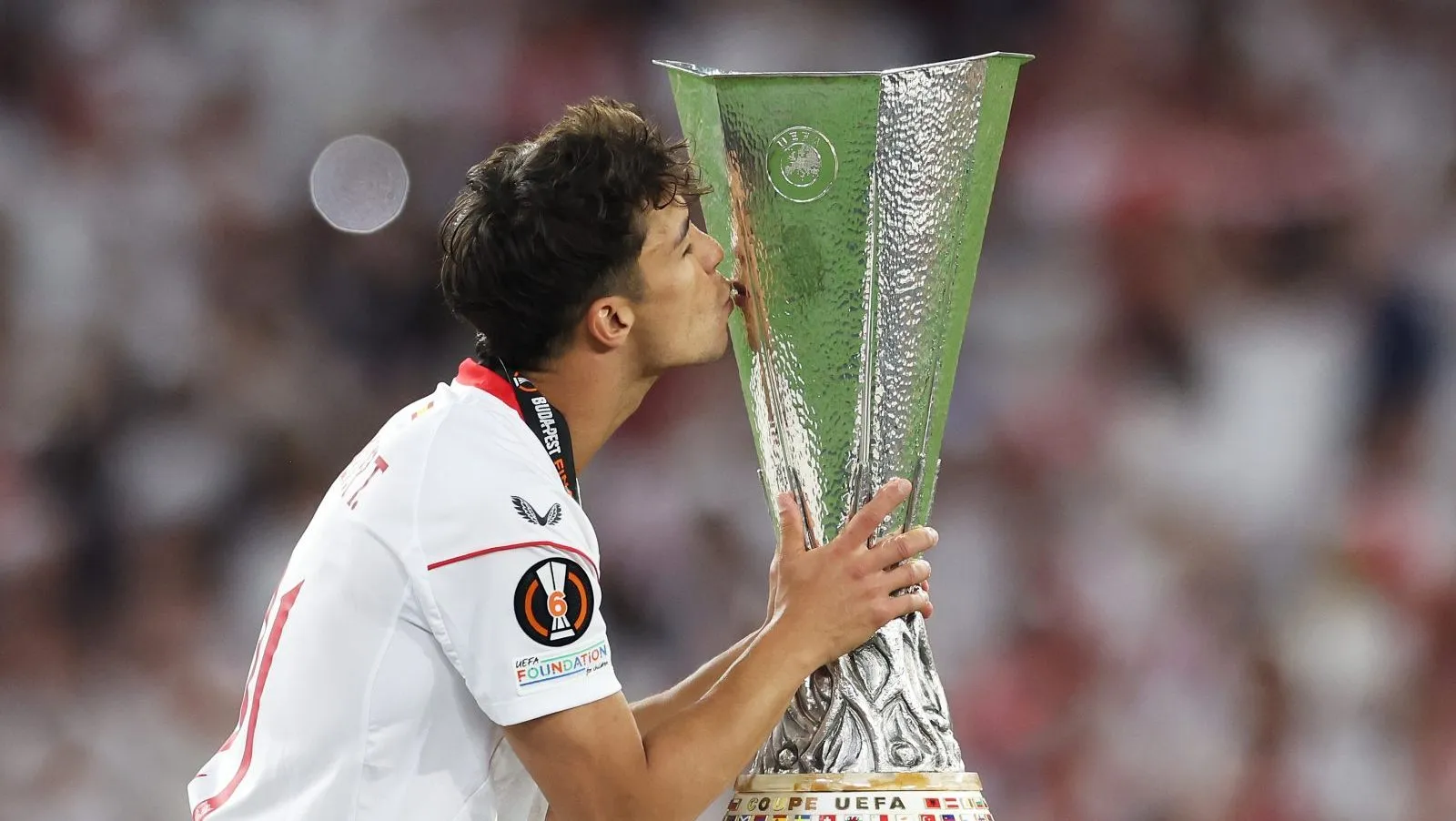 Óliver Torres comemorando título da Liga Europa. Foto: Maja Hitij/Getty Images.