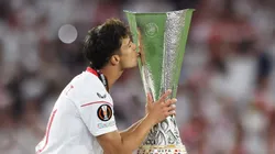 Óliver Torres comemorando título da Liga Europa. Foto: Maja Hitij/Getty Images.