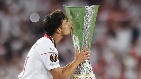 Óliver Torres comemorando título da Liga Europa. Foto: Maja Hitij/Getty Images.