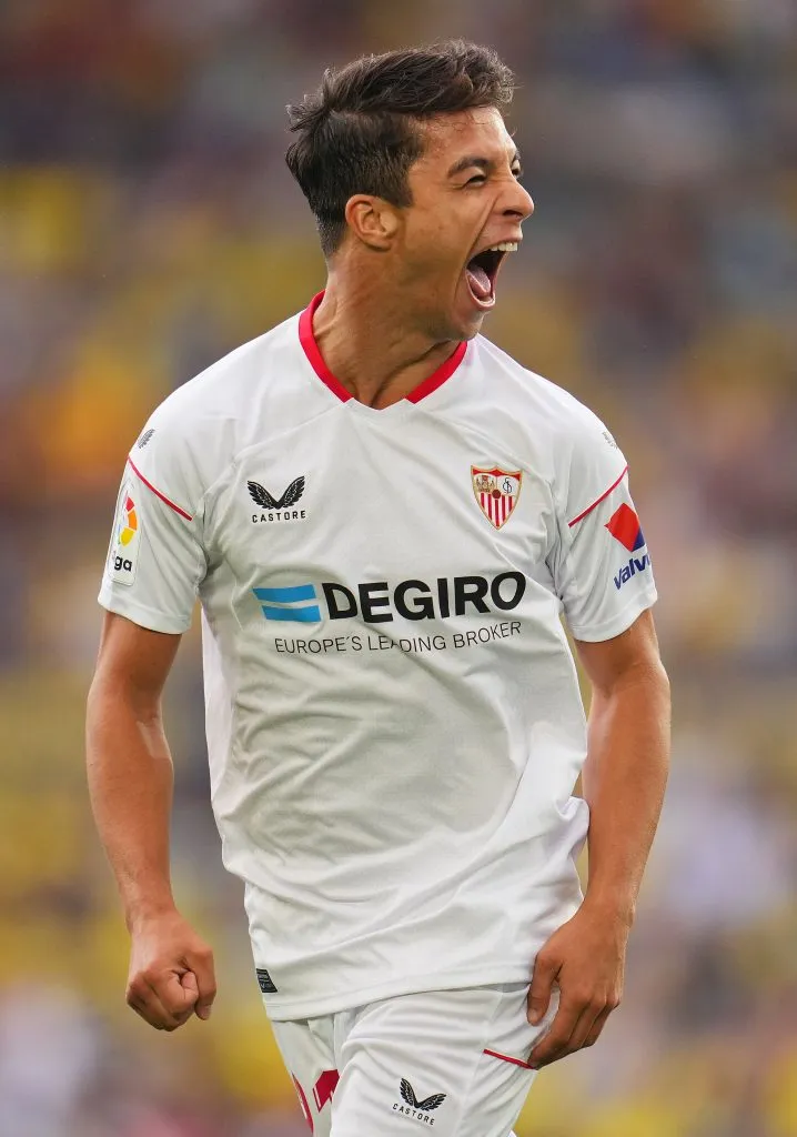 VALENCIA, SPAIN – SEPTEMBER 18: Oliver Torres of Sevilla FC celebrates after scoring their team’s first goal during the LaLiga Santander match between Villarreal CF and Sevilla FC at Estadio de la Ceramica on September 18, 2022 in Villarreal, Spain. (Photo by Aitor Alcalde/Getty Images)