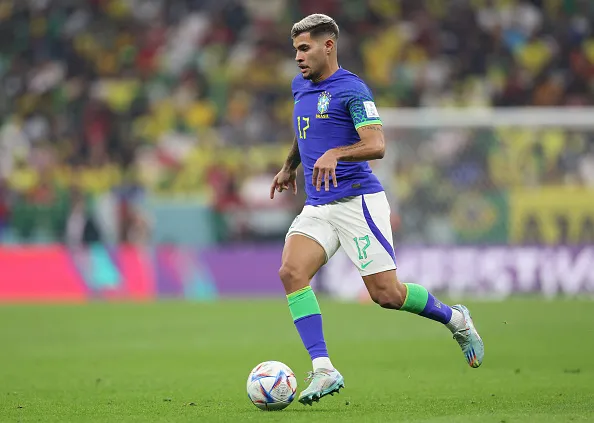 Foto: Richard Heathcote/Getty Images – Bruno Guimarães disputou a Copa do Mundo de 2022 pela Seleção Brasileira