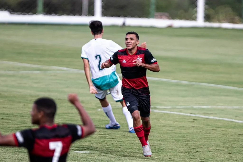 GO – Goiania – 24/10/2020 – BRASILEIRO A SUB 17 2020 GOIAS X FLAMENGO – Petterson 
  jogador do Goias comemora seu gol com jogadores do seu time durante partida contra o Flamengo no estadio Serrinha pelo campeonato BRASILEIRO A SUB-17. Foto: Heber Gomes/AGIF