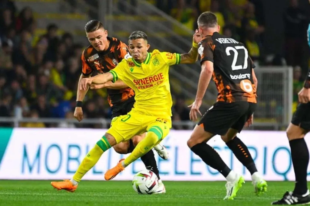 Adson em ação com a camisa do Nantes, da França – Foto: Divulgação/Nantes