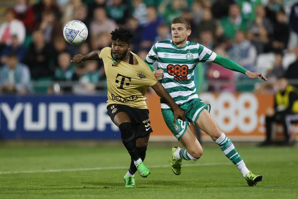 Marquinhos (de uniforme amarelo) em ação pelo Ferencváros – Foto: Oisin Keniry/Getty Images