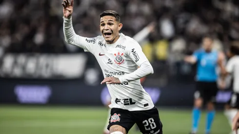 Foto: Abner Dourado/AGIF - Adson pode voltar a jogar no Brasil