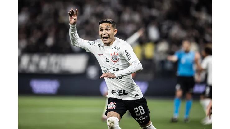 Foto: Abner Dourado/AGIF - Adson pode voltar a jogar no Brasil