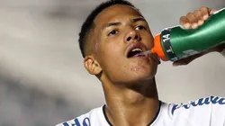Ângelo com a camisa do Santos - Foto: Guilherme Calvo-Pool/Getty Images