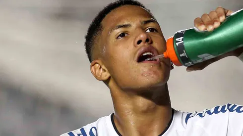 Ângelo com a camisa do Santos - Foto: Guilherme Calvo-Pool/Getty Images