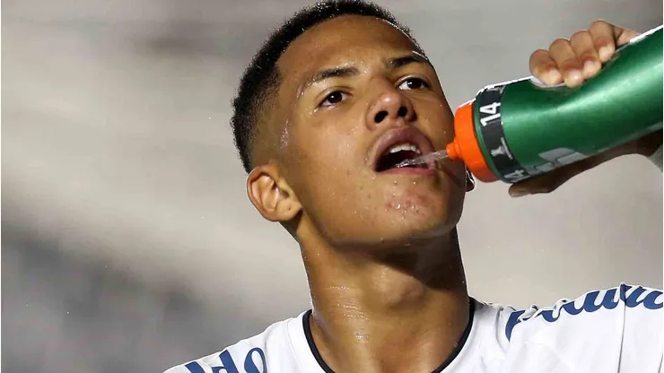 Ângelo com a camisa do Santos - Foto: Guilherme Calvo-Pool/Getty Images