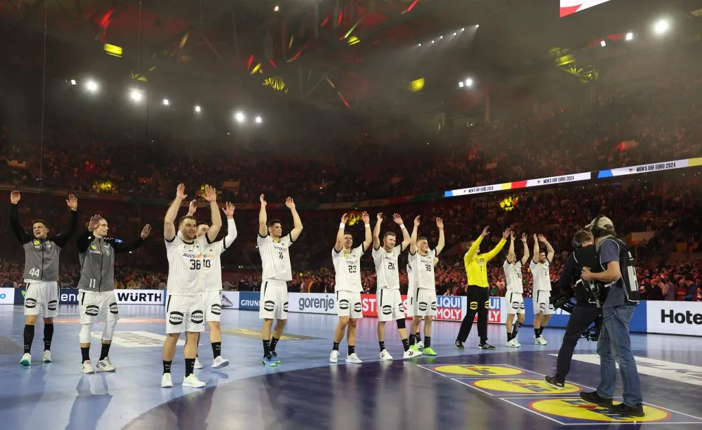 Seleção da Alemanha agradece torcida em público recorde na história da modalidade (Foto: Lars Baron/Getty Images)