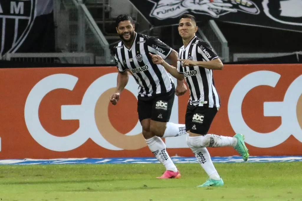 Savarino comemora seu gol com Hulk, no Brasileirão de 2021, ano em que o venezuelano foi fundamental no Galo –  Foto: Fernando Moreno/AGIF